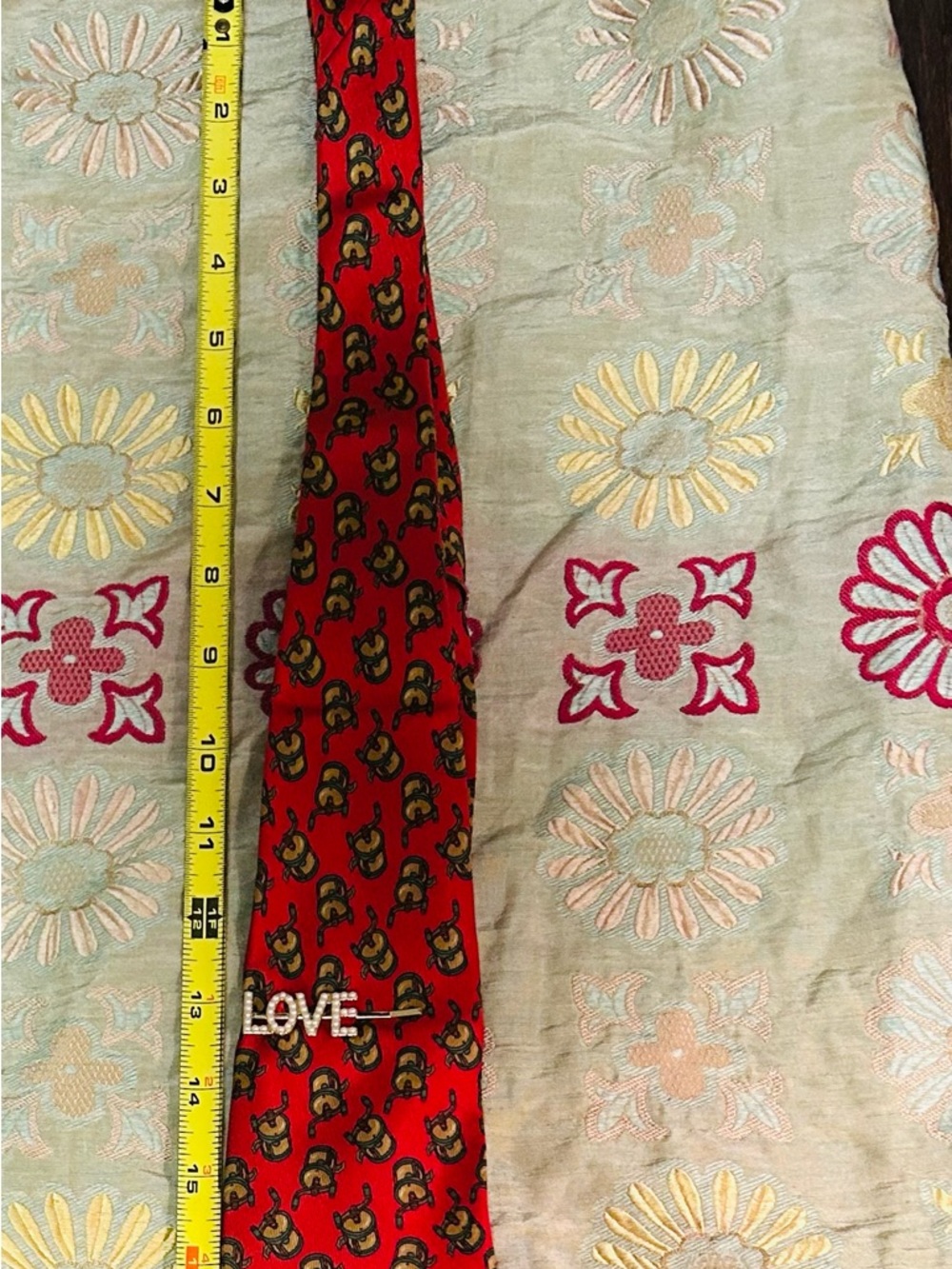 GUCCI Red Patterned Necktie with LOVE Pin - Picture 14 of 14